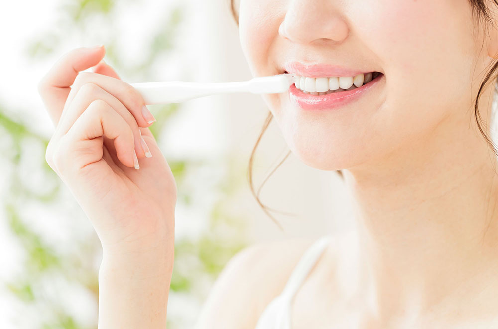 定期検診と自宅のケアのダブル予防で歯の白さを保つ