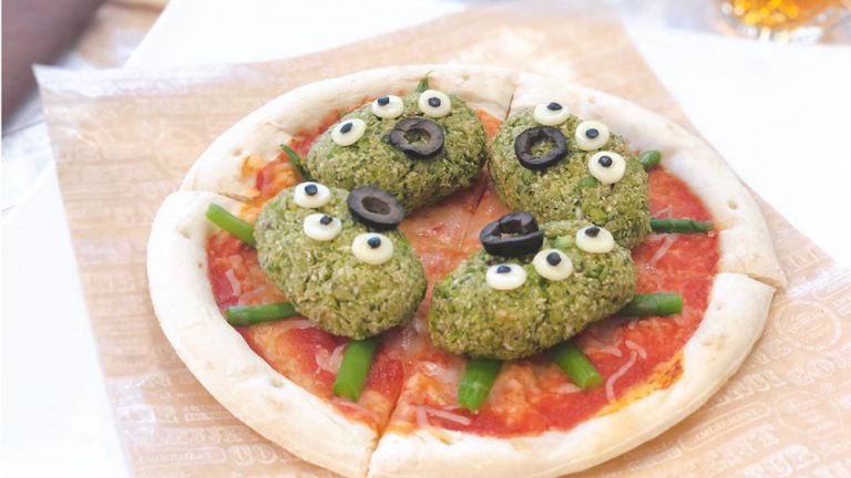 【和訳付き】ディズニー公式レシピ「エイリアンのミートボールピザ」ポイント解説も！（Alien Veggie “Meatball” Pizza）