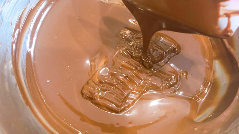 チョコレート菓子作りのお悩み解決！テンパリング・コーティング・カットのコツを徹底解説