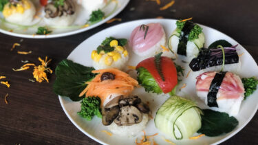 目にも華やかサラダ感覚のハーブベジ手まり寿司