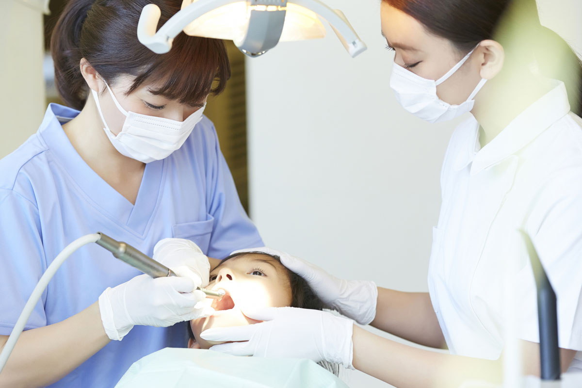歯科検診する児童