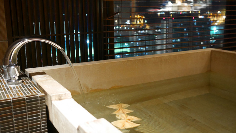 シティホテルに和のおもてなし。源泉かけ流しの天然温泉もある『神戸ベイシェラトン ホテル&タワーズ』